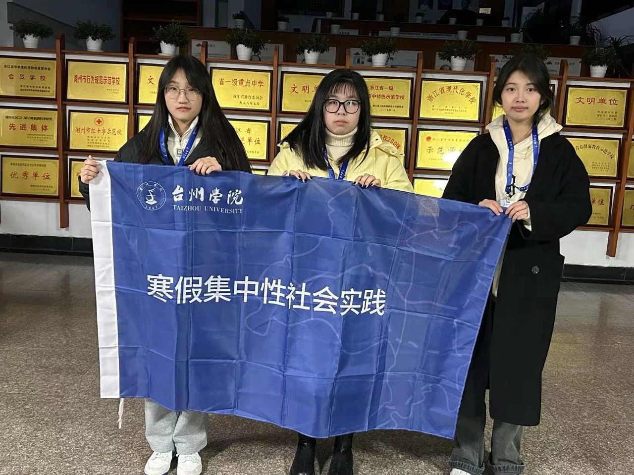 德清县第一中学在安吉县高级中学的宣讲会上,台院学子们用生动的语言